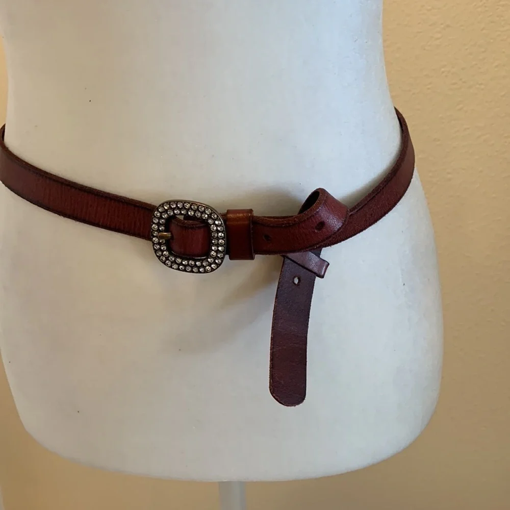Fossil Brown Leather Womens Belt. Belt Measures 37”. Has 7 hole sizing/Sz Small.